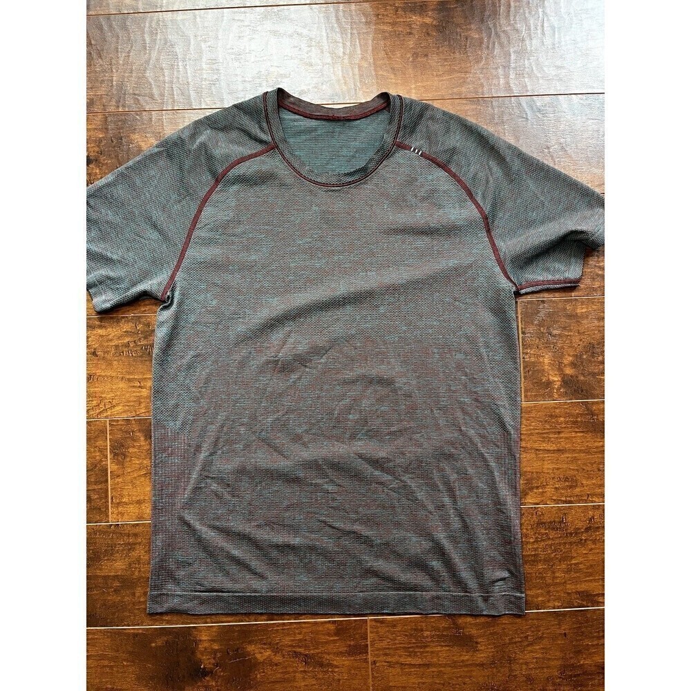 Lululemon Vent Tech Shirt Mens Medium Short Sleeve Shirt Blue Red Performance